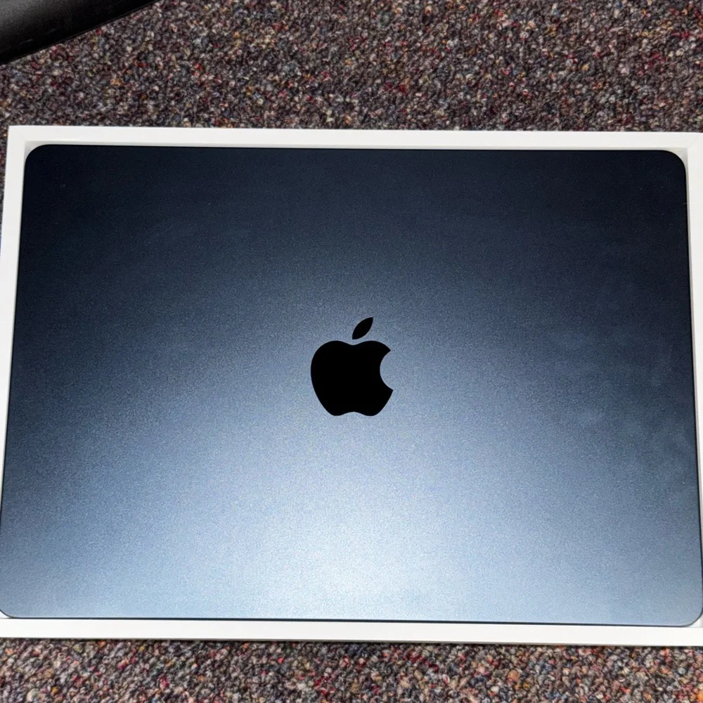 Apple MacBook 2022 M2 chip